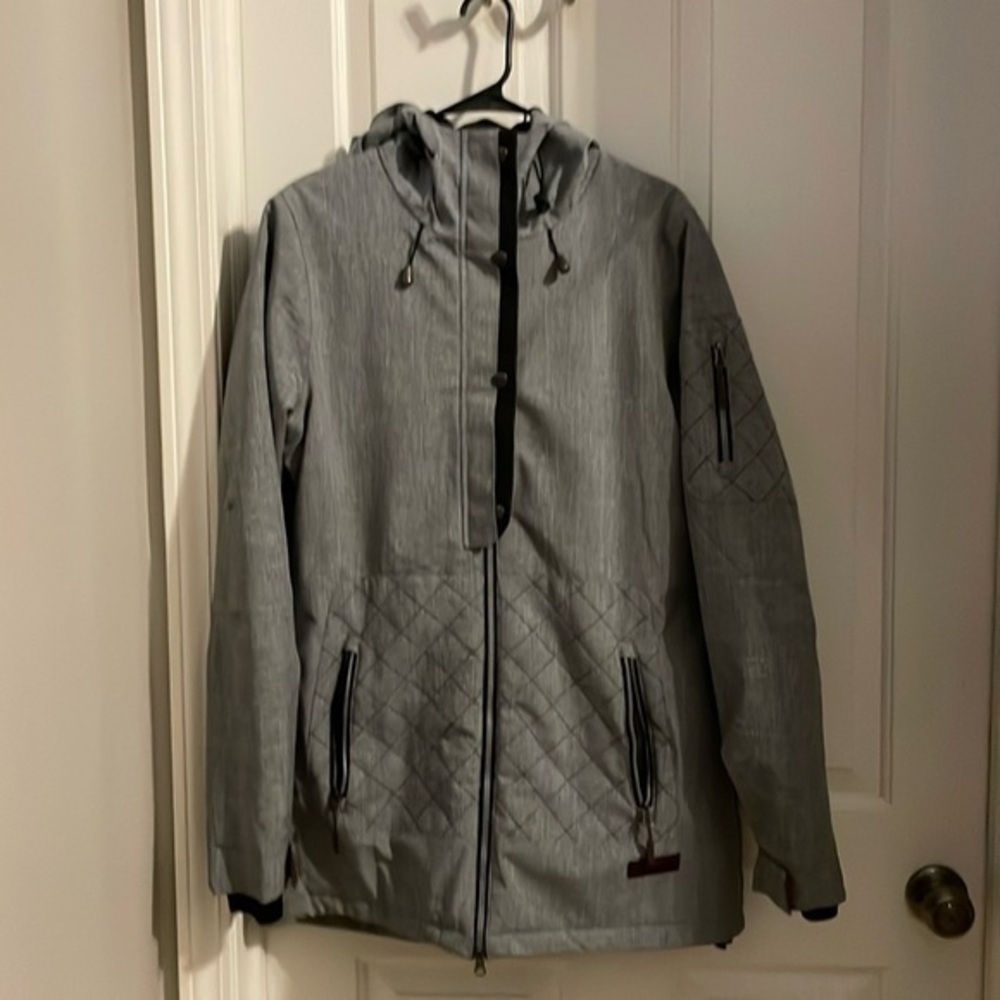 Liquid women’s size large boarding/ski jacket in gray